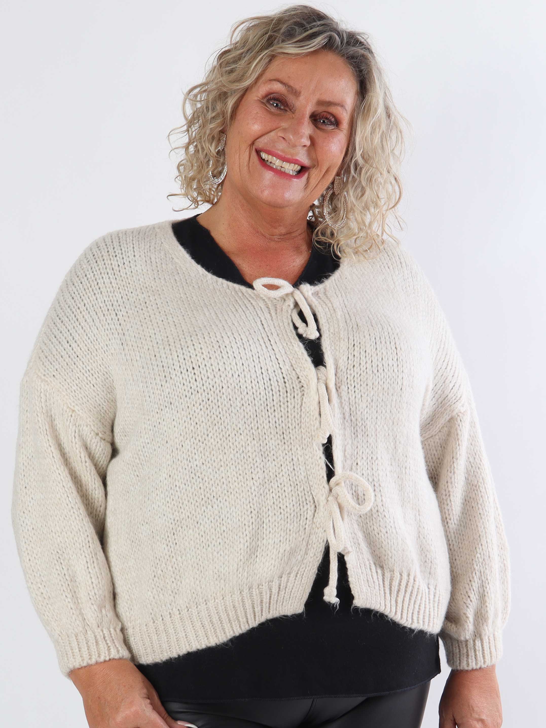 Kimberly - Söt stickad kofta i plusstorlek med rosetter